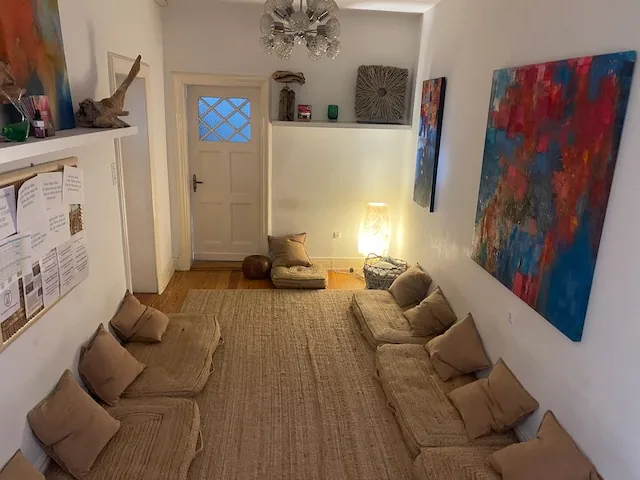 Ruhiger Gruppenraum der Praxis für therapeutische Gruppenarbeit