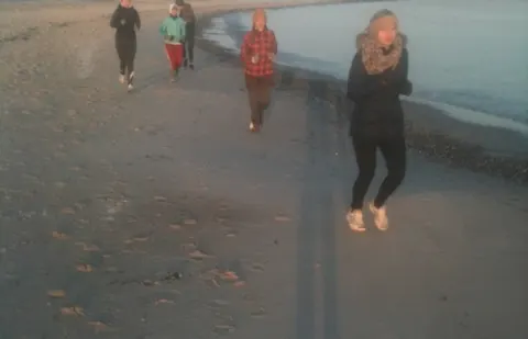 Gemeinsame Bewegung am Strand in weiter Distanz